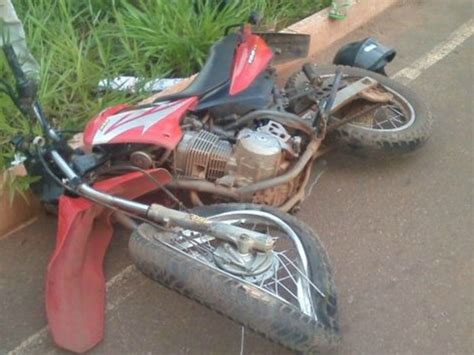 G1 Motociclista é ferido gravemente ao bater na lateral de caminhão