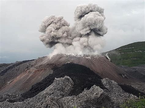 Volcanic update: Seismographs go crazy at Rinjani (Indonesia), new ...