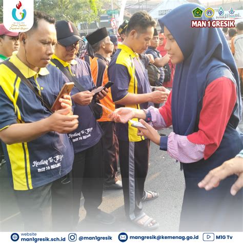 Guru Dan Pegawai Man Gresik Berpartisipasi Dalam Jalan Santai