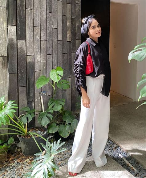 11 Inspirasi Outfit Monokrom Hijab Ala Aisyah Ibrahim