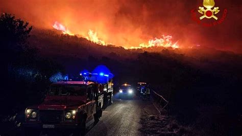 Vasto Incendio Allisola DElba Elicotteri E Canadair In Azione Quilink