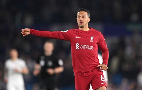 Thiago Alcântara anuncia saída do Liverpool ao fim da temporada