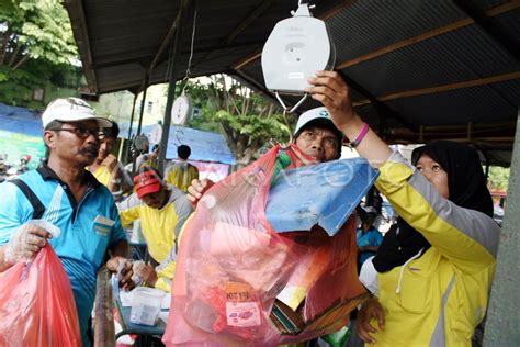 Gerakan Pungut Sampah Antara Foto