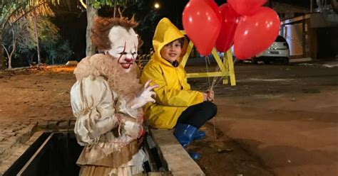 It A Coisa Pegadinha P E Palha O Pennywise Em Bueiros De S O Paulo