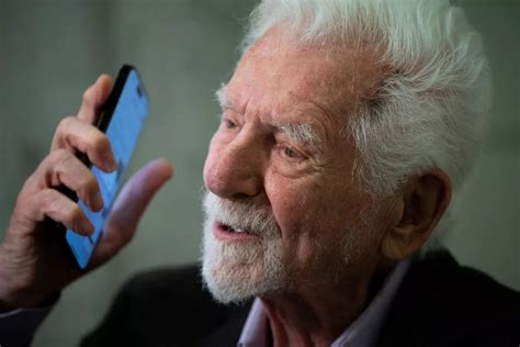 Martin Cooper Inventor Of The Motorola Dynatac 8000x 94 Year Old ‘father Of The Cellphone Uses