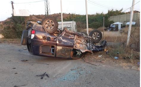 Dos heridos tras un choque frontal entre dos turismos en la travesía de