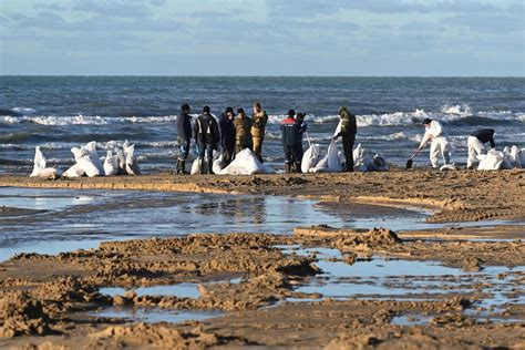 Volunteers Battle To Clear Oil On Russias Black Sea Coast Spilled From