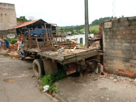 Bom Dia Piedade Caminhão sem freio bate em muros e em carro estacionado