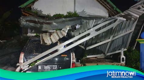 Hujan Angin Terjang Kota Probolinggo Rumah Dan Mobil Rusak Tertimpa Pohon