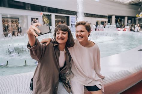 Deux Filles Prennent Un Selfie Dans Le Centre Commercial Une Fontaine