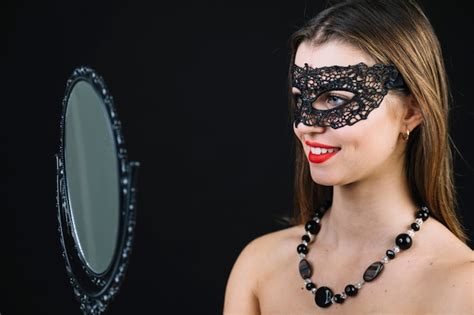 Sourire Topless Femme En Masque De Carnaval Regardant Dans La Main