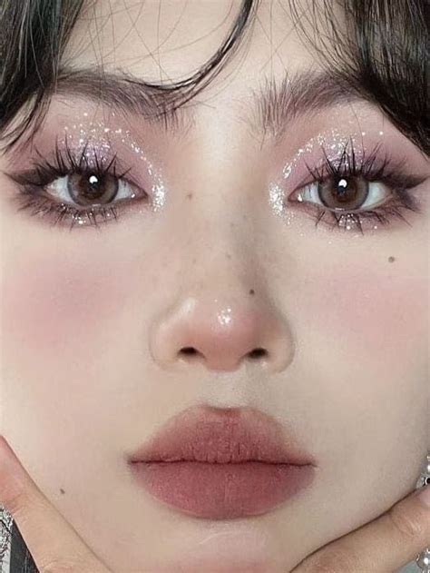 Glitter Eyeshadow Looks To Sparkle This Holiday Season Eye Makeup