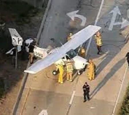 Avião faz pouso de emergência em rodovia movimentada nos EUA