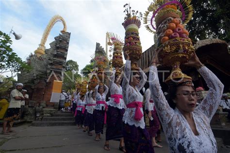 TRADISI MAPEED DI GIANYAR BALI ANTARA Foto