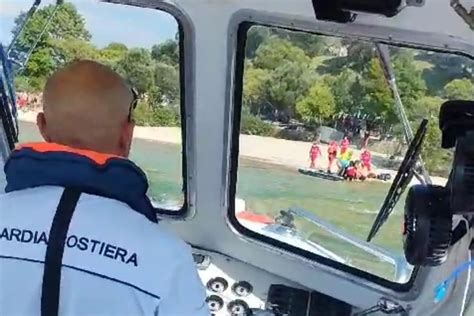 Scivola Sugli Scogli E Batte La Testa Bagnante Recuperato Dal Lago