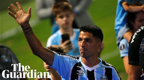 Luis Su Rez Welcomed By Fans At Brazil S Gr Mio Arena Youtube