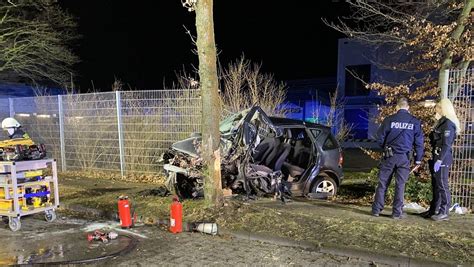 Autofahrer Rast Auf Verkehrsinsel In G Tersloh Zwei Verletzte Nw De