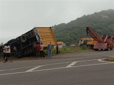 Trailer Overturned To Save Speeding Car तेज रफ्तार कार को बचाने के चक्कर में ट्रेलर पलटा