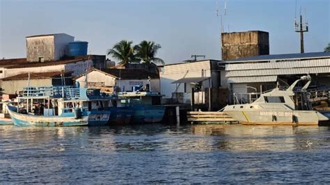 Tripulantes de barco à deriva são resgatados pela Marinha na Bahia