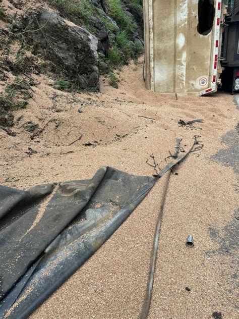 Caminhão carregado de trigo tomba às margens da ERS 122 em Ipê Rádio