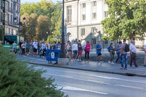 Colas Kilom Tricas Para Conseguir Una Entrada De Camela En Oviedo