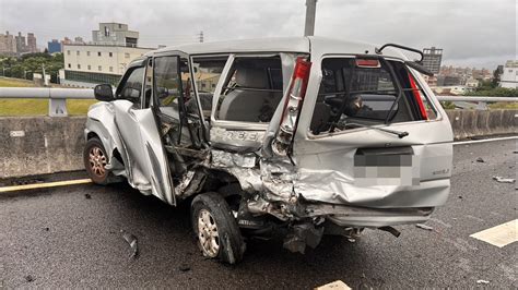 汐五高架3車追撞！轎車撞爛全毀 車流回堵5公里｜東森新聞：新聞在哪 東森就在哪裡