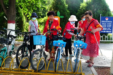 宁夏银川：这群大妈穿上“红马甲”为社区“颜值”添彩 中国文明网