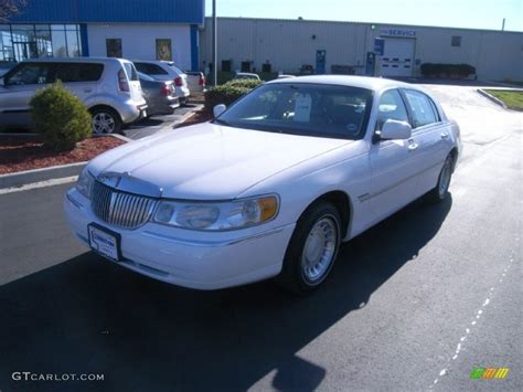 Vibrant White Lincoln Town Car Executive Photo