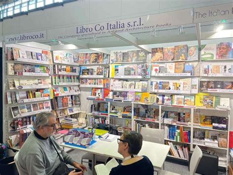 In Piedi Di Donato Di Capua Alla Fiera Internazionale Del Libro Di