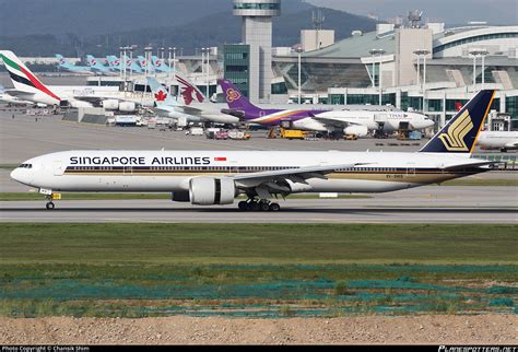 V Sws Singapore Airlines Boeing Er Photo By Chansik Shim Id