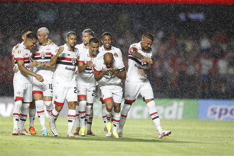 Análise elenco forte e mais completo possibilita São Paulo a sonhar