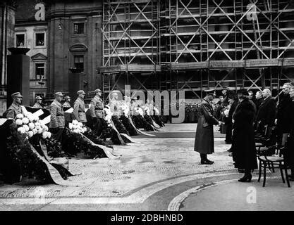 Adolf Hitler In Front Of The Coffin Of Reinhard Heydrich Stock