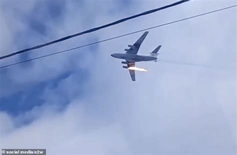 Momento em chamas Avião de carga militar russo causando 15 acidentes