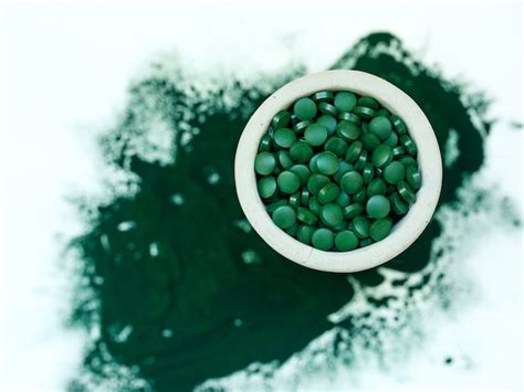 Espirulina Hawaiana Verde En Cucharadas De P Ldoras Y Polvo Sobre Fondo