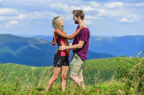 Pareja Enamorada Vacaciones De Verano Amor Y Confianza Fondo De Paisaje