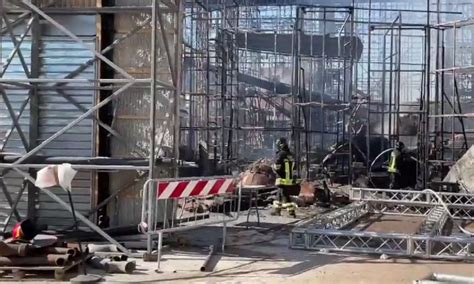 In fiamme una scenografia negli studi di Cinecittà