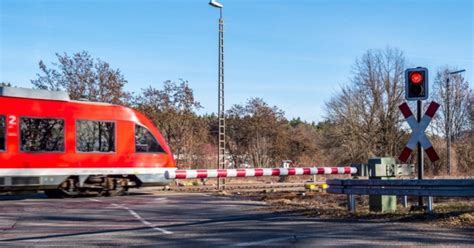 Konstanz Tragischer Unfall Radfahrer Stirbt An Bahn Bergang