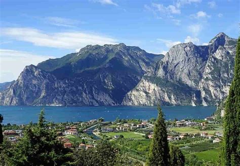 Si Tuffa Nel Lago Di Garda E Non Riemerge Turista Morto In Ospedale