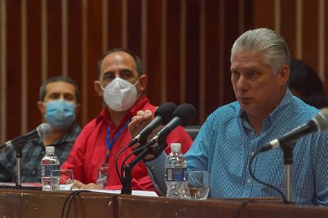 Preside Díaz Canel Asamblea Municipal del Partido en Holguín