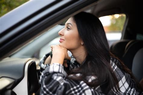 Uma Jovem E Linda Motorista Se Senta Ao Volante De Seu Carro Uma