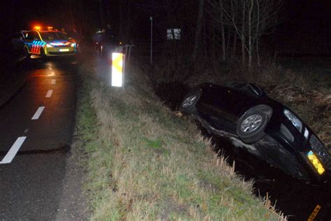 Automobilist Vliegt Uit De Bocht En Belandt In Sloot Langs De