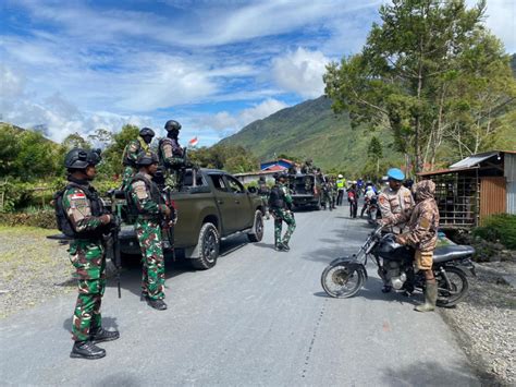 Patroli Gabungan Satgas Yonif Avt Terapkan Sweeping Dalam Upaya