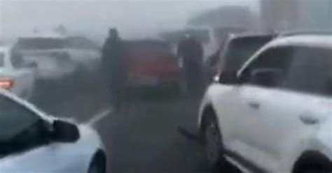 Vídeo La niebla causa la colisión en cadena de más de 200 coches en