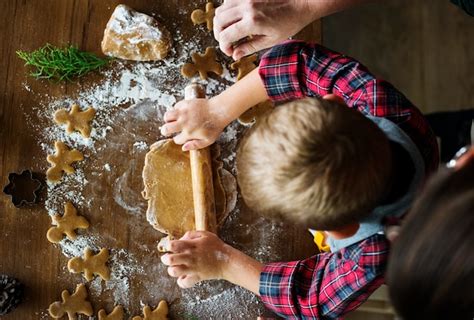 Niño haciendo galletas de jengibre Foto Premium