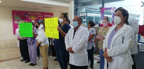 Protestan trabajadores de la clínica de médicina familiar del ISSSTE en