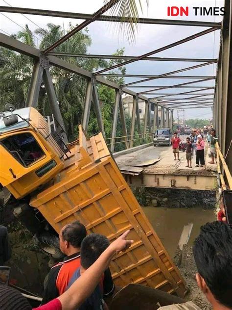 Jembatan Sei Air Tenang Ambruk Warga Terisolasi