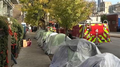 Migrants Chicago: 4 taken to hospital from South Loop CPD station near ...