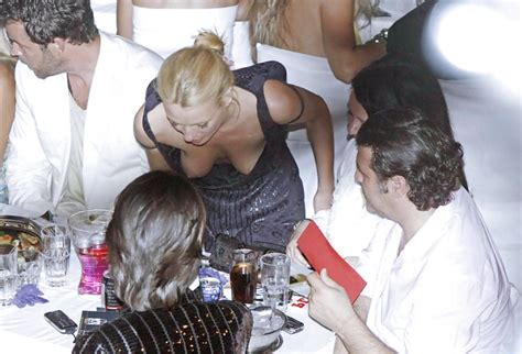 Downblouse Nipple Slides ZB Porn