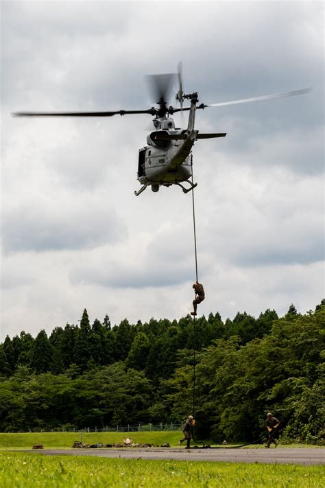 U S Marines On Twitter Marines With 3d Marine Div Fast Rope From A