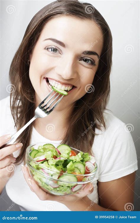 Mulher Feliz Que Come A Salada Foto De Stock Imagem De Modelo